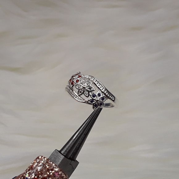 *** 5/$25 SALE! ***  Zircon Flower Ring - Picture 4 of 5